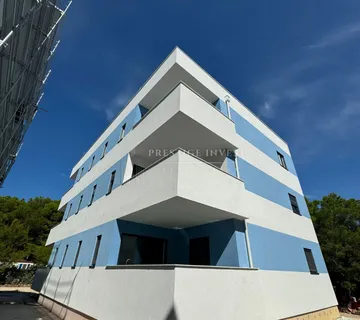 PAKOŠTANE-novogradnja-trosoban stan 70 m od mora