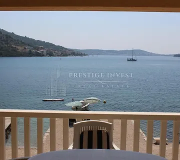 ROGOZNICA- Kuća prvi red uz more