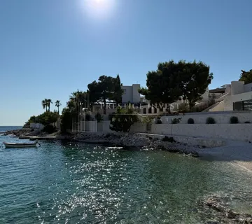 ROGOZNICA - LUksuzna vila prvi red uz more - cover