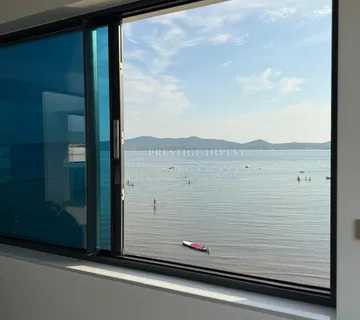 SUKOŠAN- Luksuzan penthouse prvi red uz more