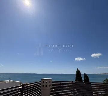 PRVI RED UZ MORE- Trosoban penthouse s krovnom terasom - Zaton, Nin