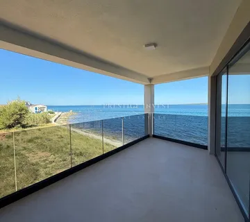 PRIVLAKA- Prvi red uz more- S7 dvosoban - cover