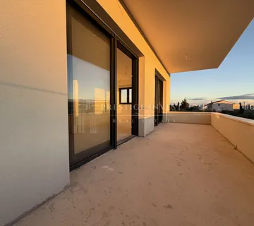 SUKOŠAN -S5 Penthouse s krovnom terasom i pogledom na more