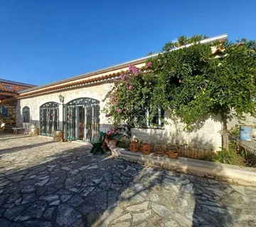 Kamena kuća u privatnom kompleksu s građevinskim zemljištem od 10 000m2 - cover