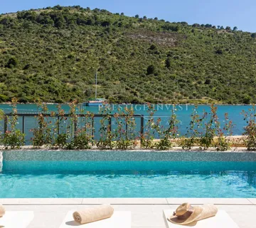 ROGOZNICA- PRVI RED UZ MORE- Luksuzna vila s bazenom - cover