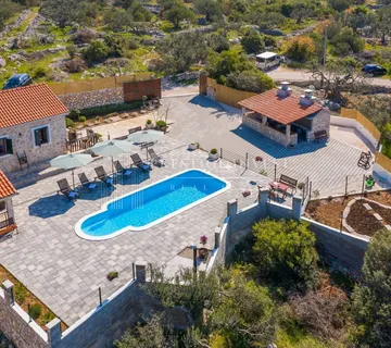 Kamena kuća s okućnicom 800m2 i pogledom na more - Rogoznica