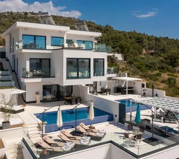 ROGOZNICA- Luksuzna vila s dodatnim stanom i garažom-90m od plaže!