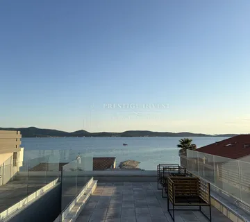 Ekskluzivan PENTHOUSE- drugi red od plaže - Sukošan