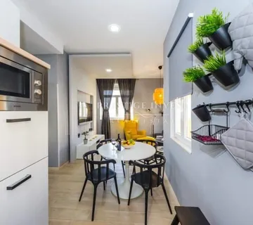ZADAR- CENTAR- PRVI RED UZ MORE- 76m2- Prilika - Nin
