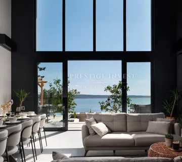 Luksuzna vila s infinity bazenom- neometan pogled - cover