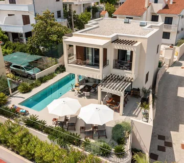 Luksuzna vila 2. red uz pješćanu plažu - Okrug Gornji, Okrug