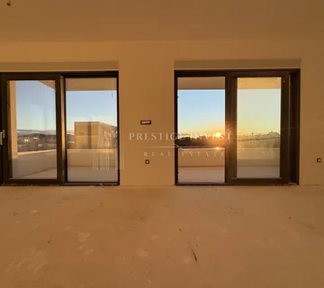 SUKOŠAN- Dvosoban stan s vrtom- 100m od plaže