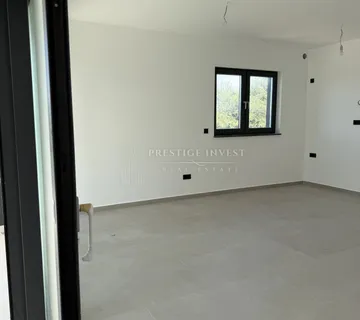 Dvosoban stan S2 s vrtom- drugi red uz plažu! - cover