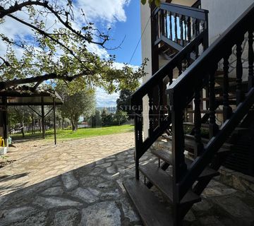 POSEDARJE-Turistička zgrada 40m od mora - cover