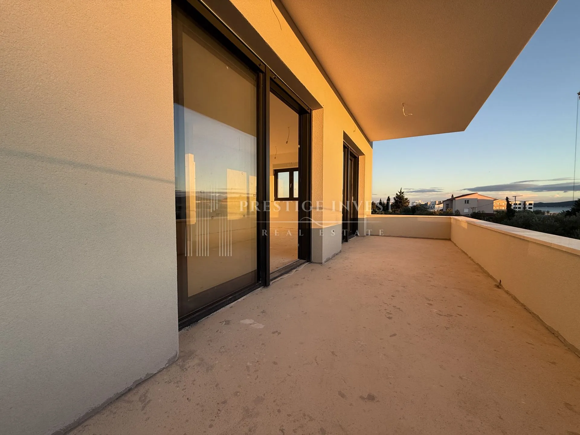 SUKOŠAN -S5 Penthouse s krovnom terasom i pogledom na more - cover