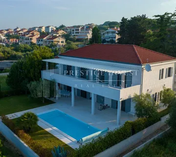 Luksuzna vila prvi red uz more - cover