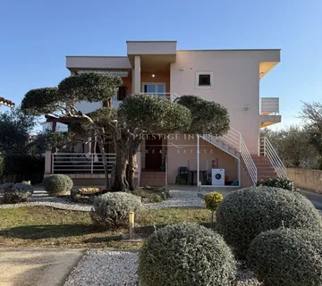 SUKOŠAN- Apartmanska kuća -1900m2- 150m od plaže - cover