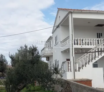 VRSI-PRILIKA-kuća u centru mjesta - cover