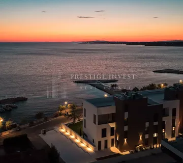 PENTHOUSE s privatnim liftom i krovnom terasom- PRVI RED - Zaton, Nin