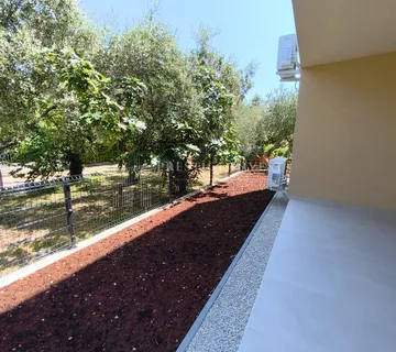 SUKOŠAN - 30m OD PLAŽE- POGLED NA MORE- S2- vrt