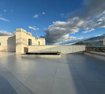 ZADAR- Penthouse s galerijom i krovnom terasom