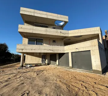 SUKOŠAN- Dvosoban stan s garažom-prvi red uz more - cover