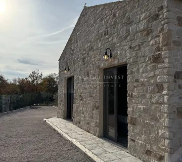 Luksuzna prizemnica s 2550m2 okućnice i bazenom - cover