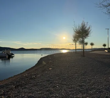 PRVI RED UZ MORE- Trosoban stan  - cover