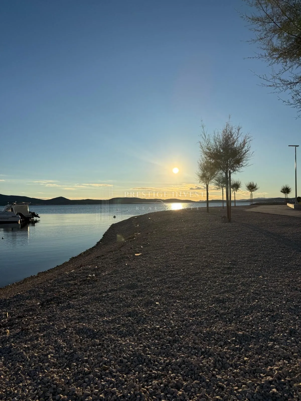 PRVI RED UZ MORE- Trosoban stan  - cover