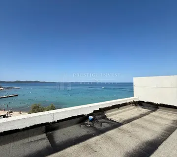 Luksuzan penthouse prvi red uz more i krovna terasa - cover