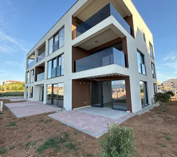 PRIVLAKA- S7- Dvosoban stan prvi red uz more