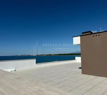 PENTHOUSE s privatnim liftom i krovnom terasom- PRVI RED - Zaton, Nin