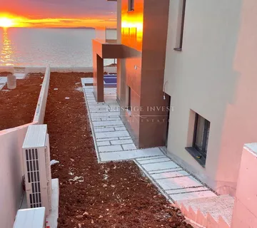 Luksuzna vila prvi red uz more- wellness, garaža, bazen - Zaton, Nin