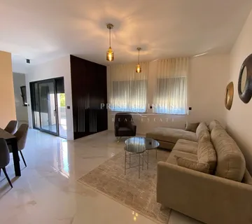 Dvosoban stan u Zadru sa podzemnom garažom - prvi red do mora - cover