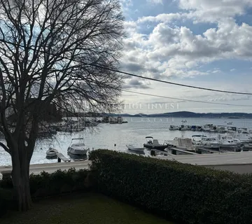 Kuća s 3 stana - PRVI RED UZ MORE - 580m2 - Zadar