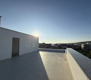 SUKOŠAN- PENTHOUSE s privatnim liftom - 216m2