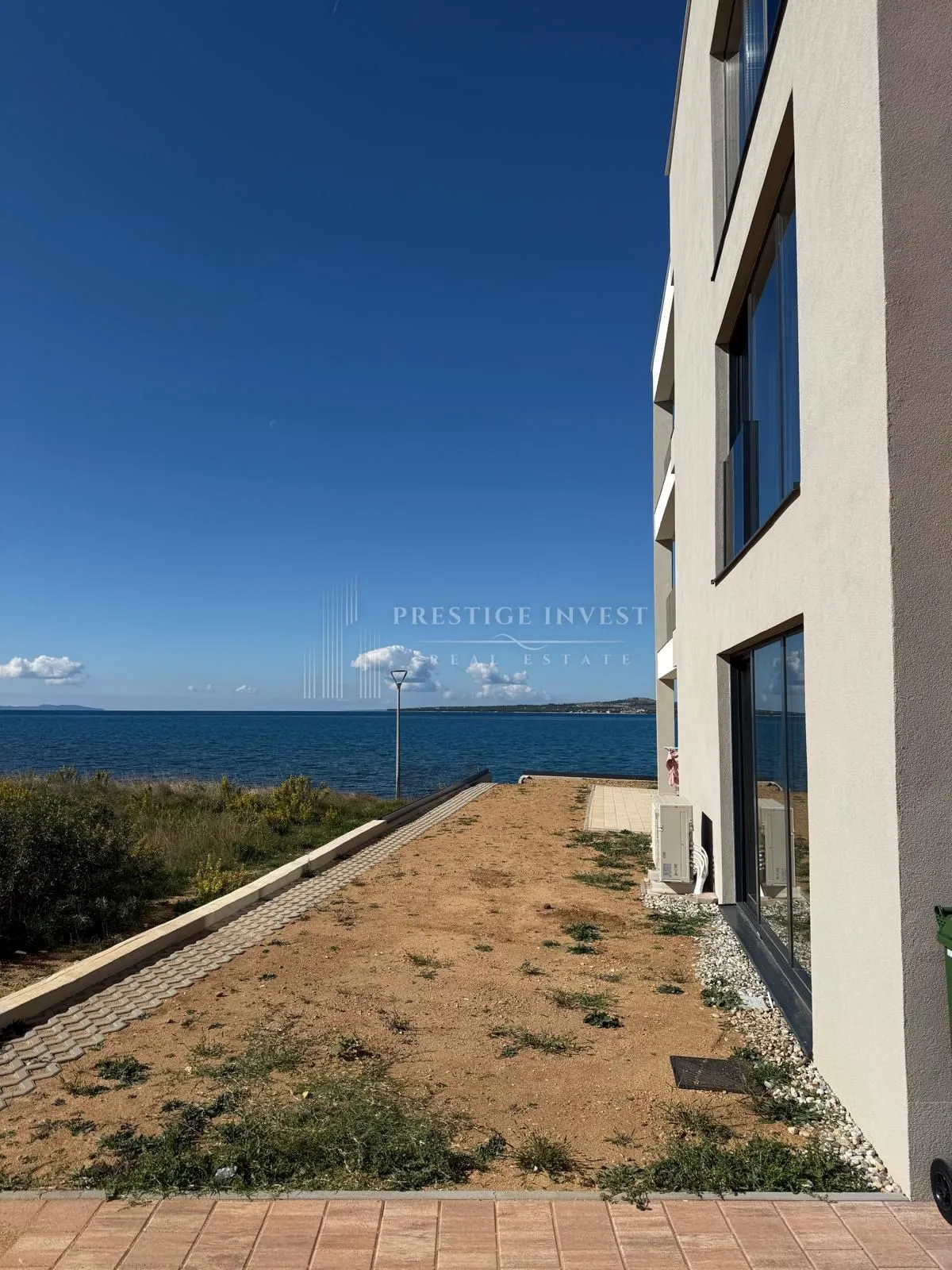 PRIVLAKA- S3- Jednosoban stan prvi red uz more - cover