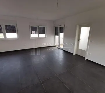 ZADAR- Trosoban stan s krovnom terasom