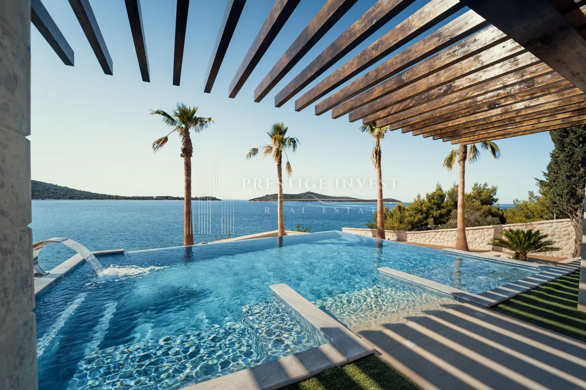 ROGOZNICA- LUKSUZNA VILA prvi red uz more - cover