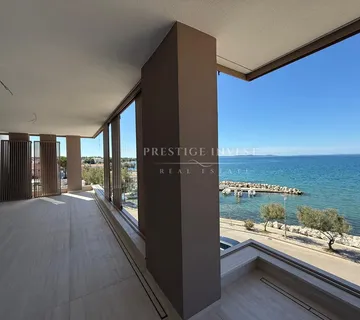 Luksuzan stan s bazenom -PRVI RED DO MORA - cover