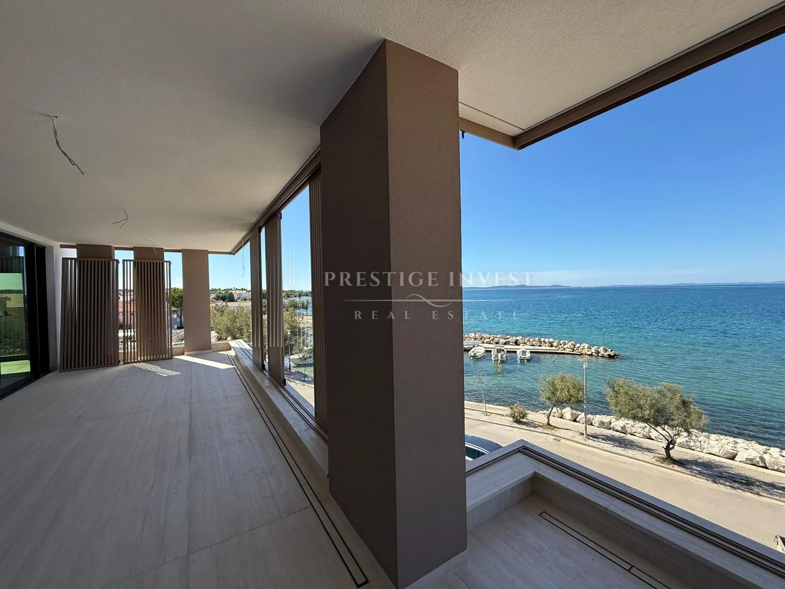 Luksuzan stan s bazenom -PRVI RED DO MORA - cover