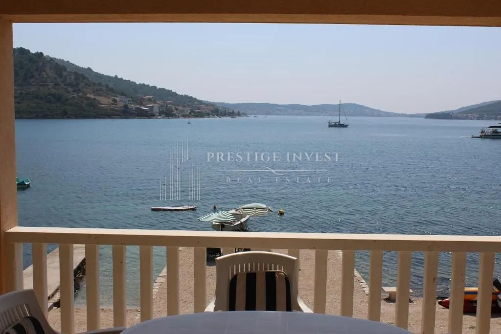 ROGOZNICA- Kuća prvi red uz more - cover