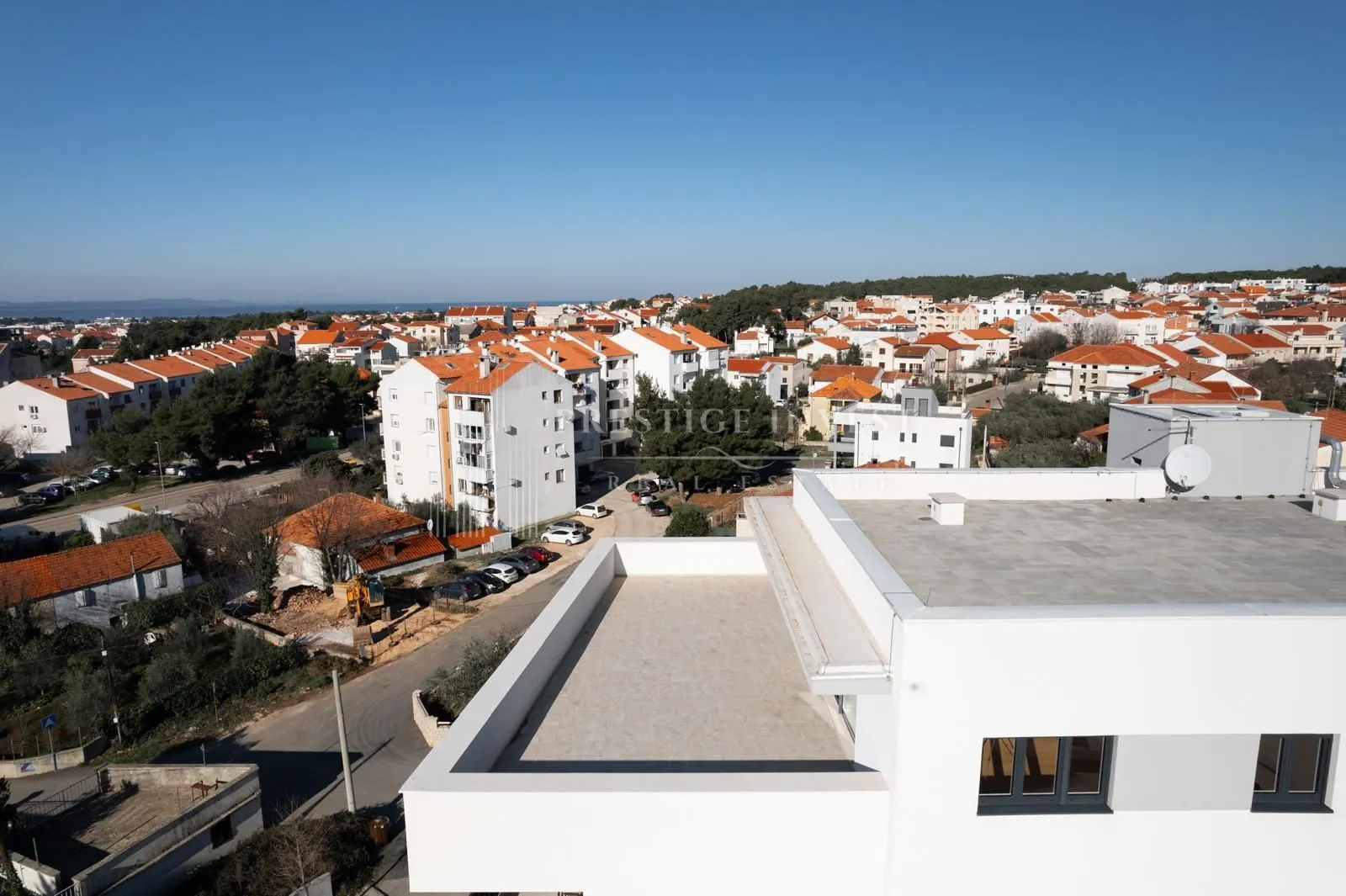 Trosoban Penthouse s GARAŽOM - cover