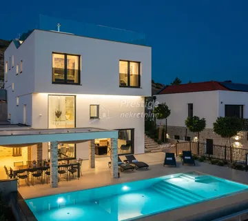 Žaborić, luksuzna vila s bazenom i sportskim terenom - cover