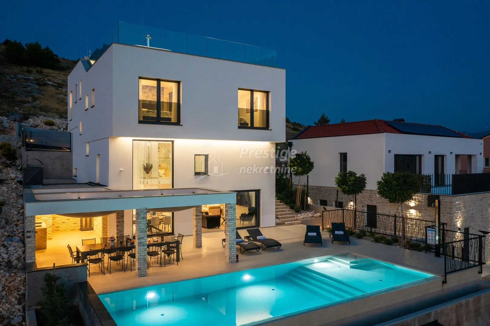 Žaborić, luksuzna vila s bazenom i sportskim terenom - cover