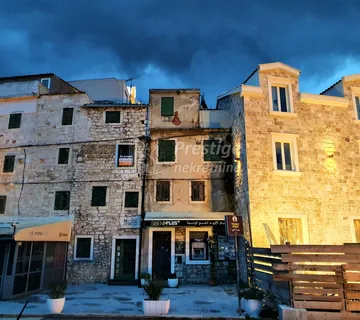 Prilika! Kuća na samoj rivi u Šibeniku!