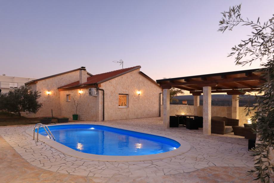 pridraga-lijepa-villa-bazenom-odmor-prirodi-kuce-pridraga-slika-156708139