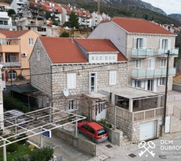 Prodaje se kuća na tri kata u Mokošici s garažnim parking mjestom (prodaja) - cover