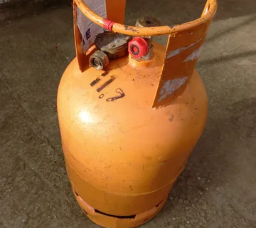 Plinska boca,više od pola puna,s regulatorom. - cover