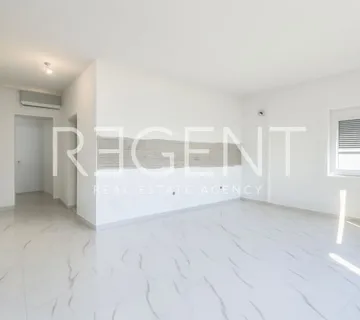 Split, Podstrana - Trosoban stan sa krovnom terasom - cover